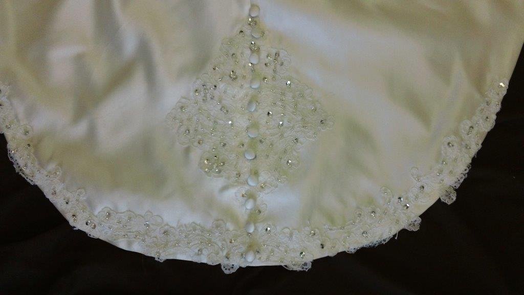 hand appliqu�d lace train